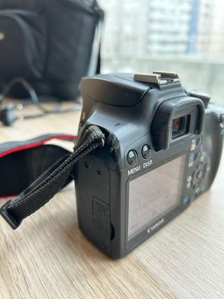 Canon EOS 1000D + 2 objetivos + accesorios