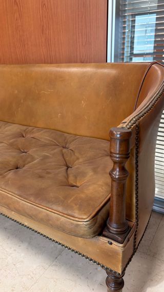Sofá pequeño de cuero