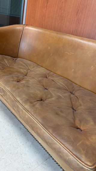 Sofá pequeño de cuero