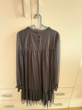 Vestido gris con topos plateados