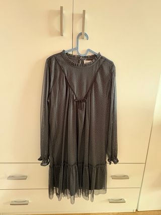 Vestido gris con topos plateados