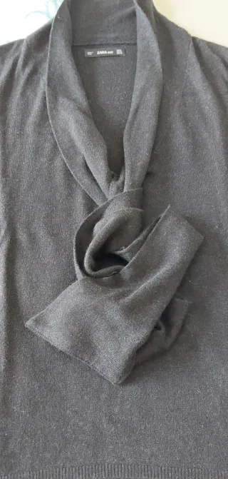 Jersey Zara gris oscuro con lazada.