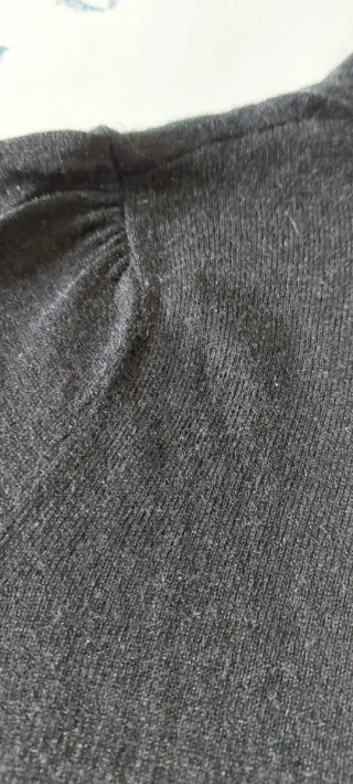 Jersey Zara gris oscuro con lazada.