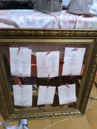 Marco de fotos dorado con alambre