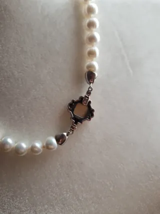 Collar de perlas con broche antiguo de plata