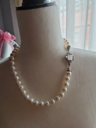 Collar de perlas con broche antiguo de plata