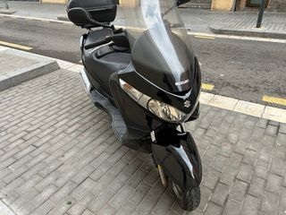 1250€ Suzuki Burgman Maxi Scooter Negra 125cc
