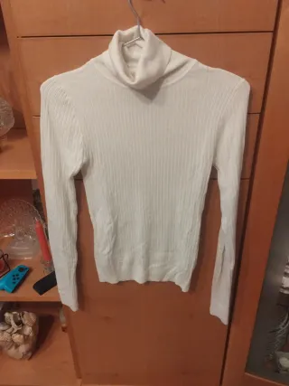 Camiseta de cuello alto blanca de canalé