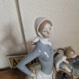 Figura Lladro campesina con burro y niño