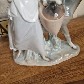 Figura Lladro campesina con burro y niño