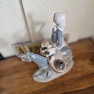 Figura Lladro campesina con burro y niño