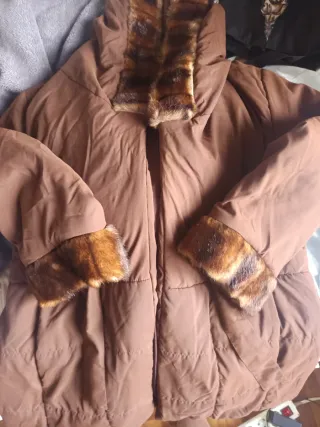 Abrigo marrón con capucha y pelo