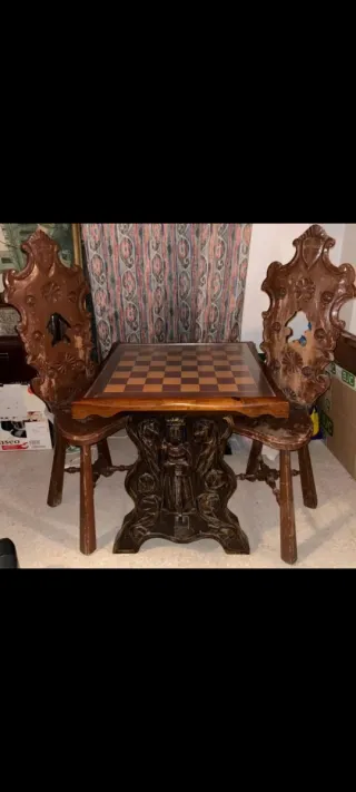 Mesa de ajedrez tallada con 2 sillas