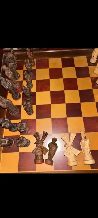 Mesa de ajedrez tallada con 2 sillas