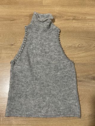 Camiseta (top)  de punto cuello cisne con pedrería