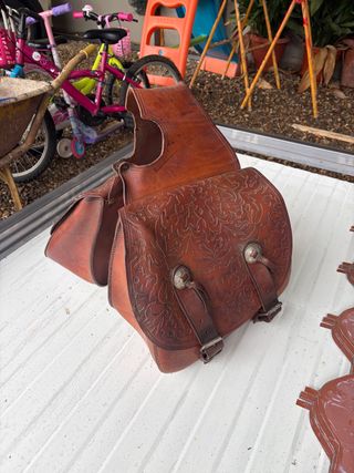 Alforjas de cuero artesanal para sporter.