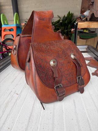 Alforjas de cuero artesanal para sporter.