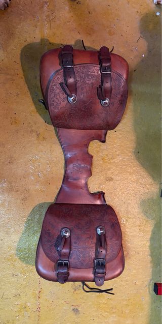 Alforjas de cuero artesanal para sporter.