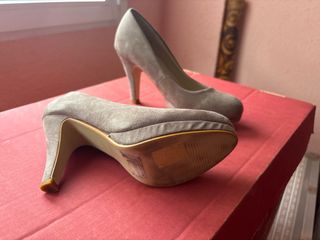 Zapatos de ante gris tacón 10 cm. puestos un vez