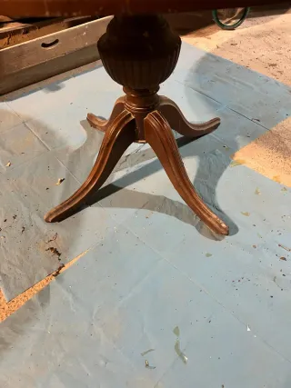 Mesa clásica redonda extensible con cristal ahumad