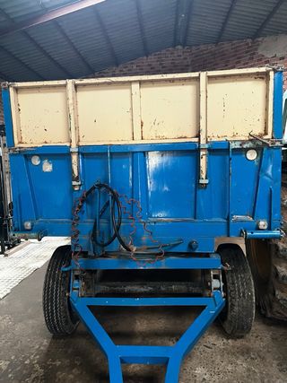 Remolque agrícola basculante