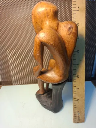 Figura humana de madera pensador