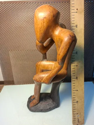 Figura humana de madera pensador