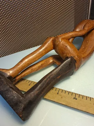 Figura humana de madera pensador