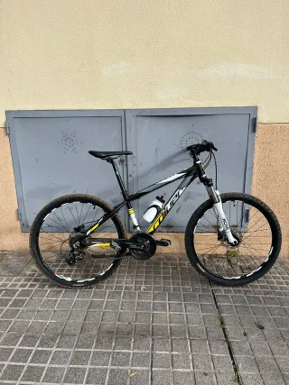 Bicicleta de Montaña Negra y Amarilla