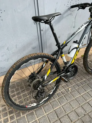 Bicicleta de Montaña Negra y Amarilla