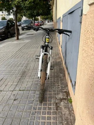 Bicicleta de Montaña Negra y Amarilla