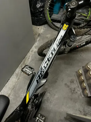 Bicicleta de Montaña Negra y Amarilla