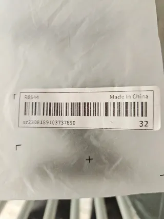 Pantalones plateados anchos. Astronauta robot