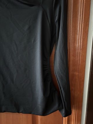 Top asimétrico negro