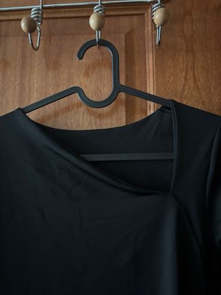 Top asimétrico negro