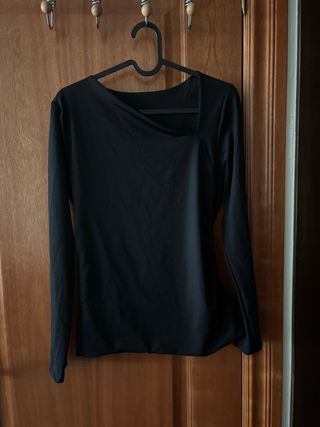 Top asimétrico negro