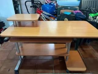 Mesa de madera y metal de buena marca