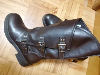 Botas de cuero marrones con hebillas