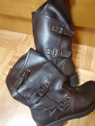 Botas de cuero marrones con hebillas