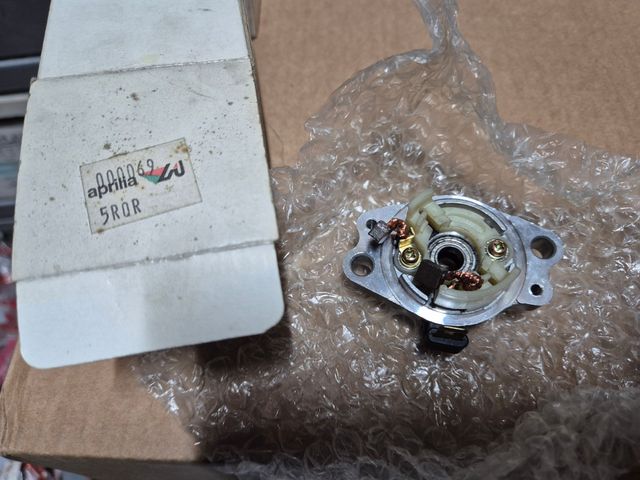 PORTAESCOBILLAS ARRANQUE APRILIA SR50 (00/04)