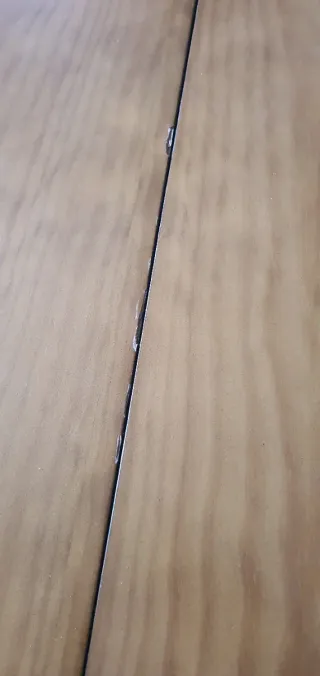 Mesa extensible y 4 sillas de madera