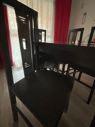 Conjunto de Mesa extensible y 6 sillas gris.