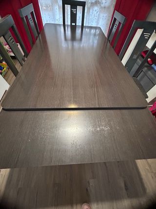 Conjunto de Mesa extensible y 6 sillas gris.