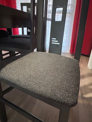 Conjunto de Mesa extensible y 6 sillas gris.