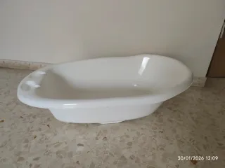 Bañera de plástico para bebé sin llegarse a usar