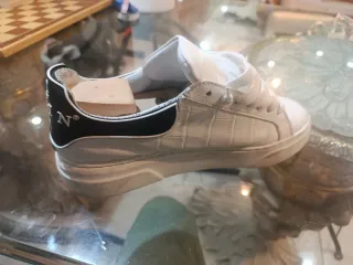 Zapatillas Blancas y Negras