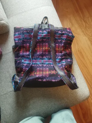 Mochila tela multicolor.