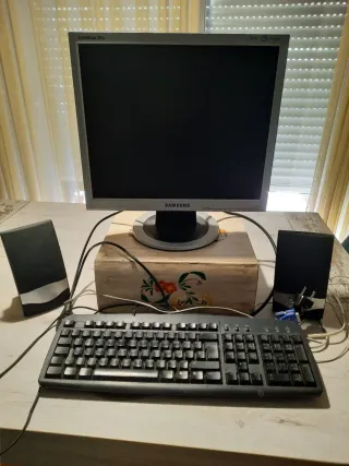 Monitor Samsung 37x32.con Teclado y altavoces