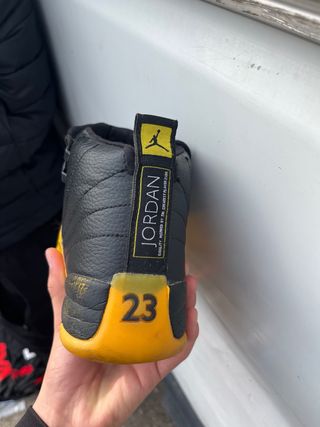 Zapatillas Jordan Negro y Amarillo