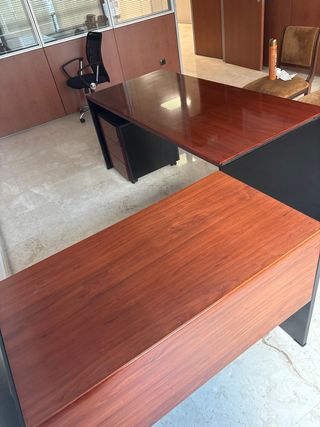 Mesa de escritorio esquinera madera y plástico